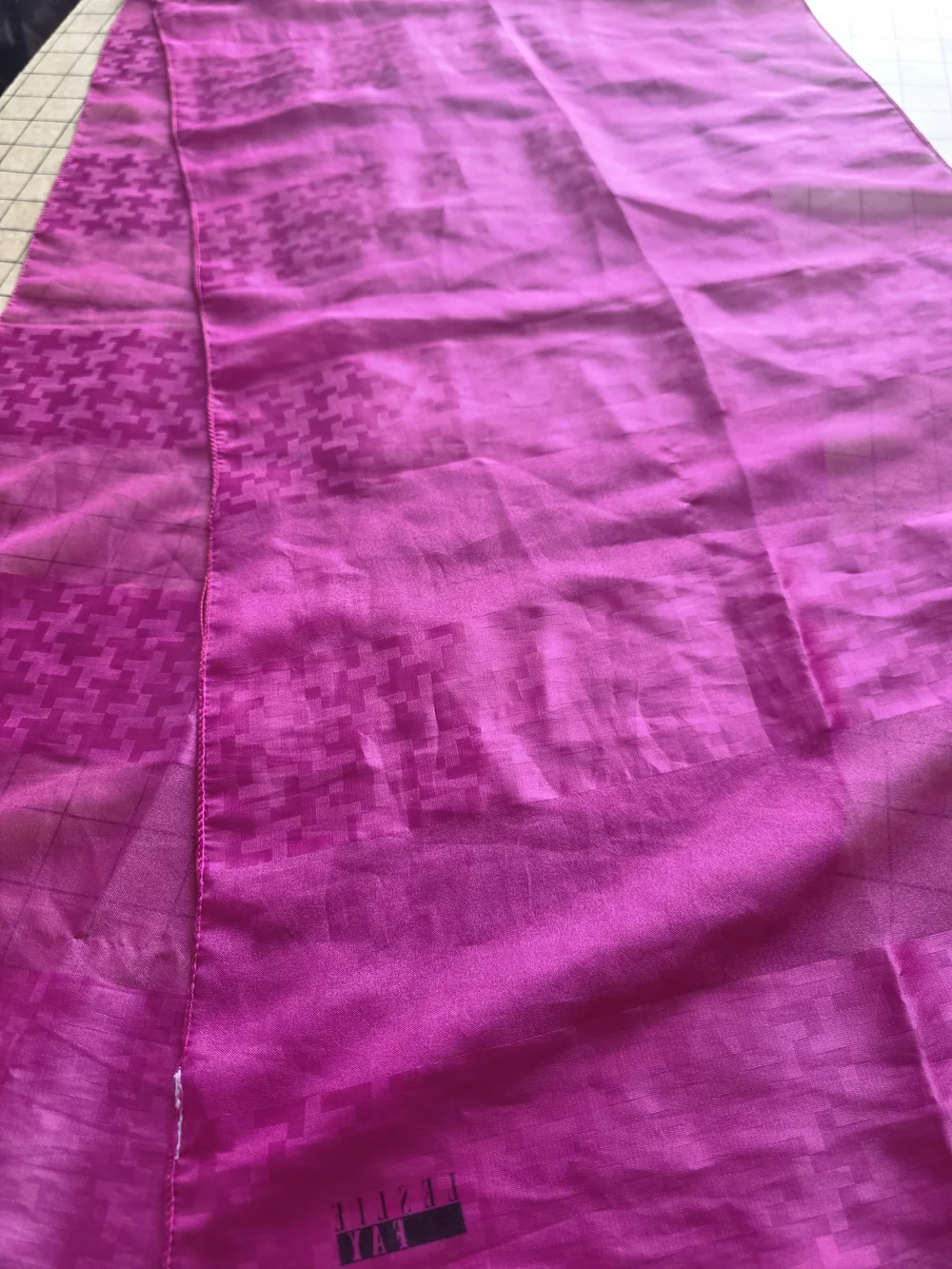Vintage Leslie Fay Fuchsia Pink Houndstooth Sheer Long Scarf Wrap 15.5”x66”
